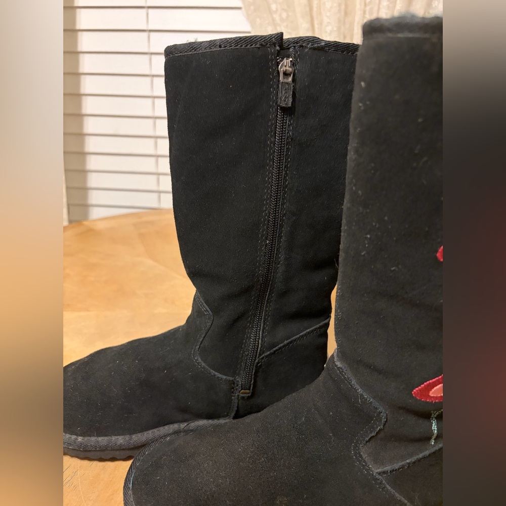 Authentic Vintage UGG Australia Black Boots with Red Floral Design - Picture 4 of 9